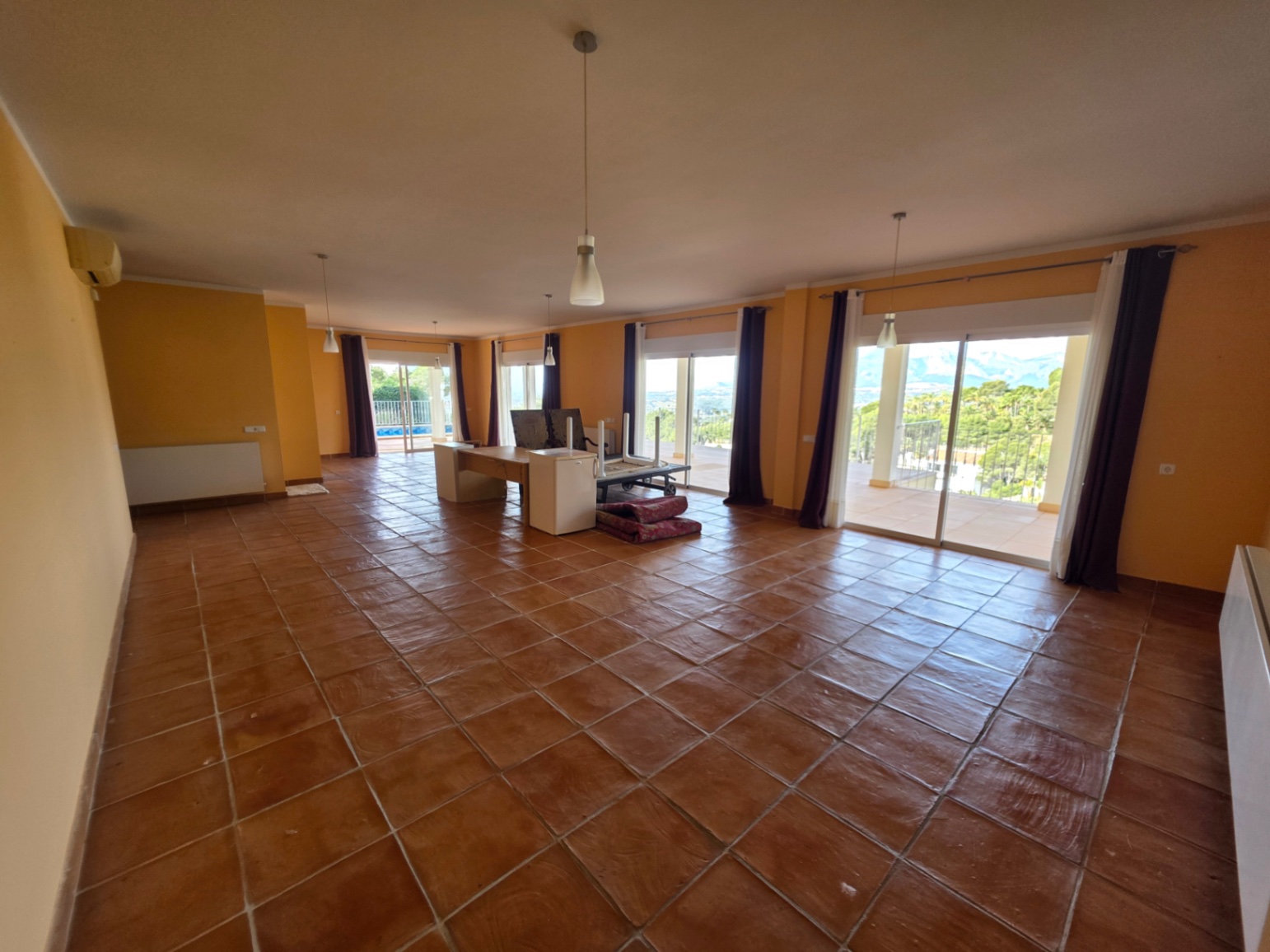Ruime villa met één verdieping en panoramisch uitzicht op zee.