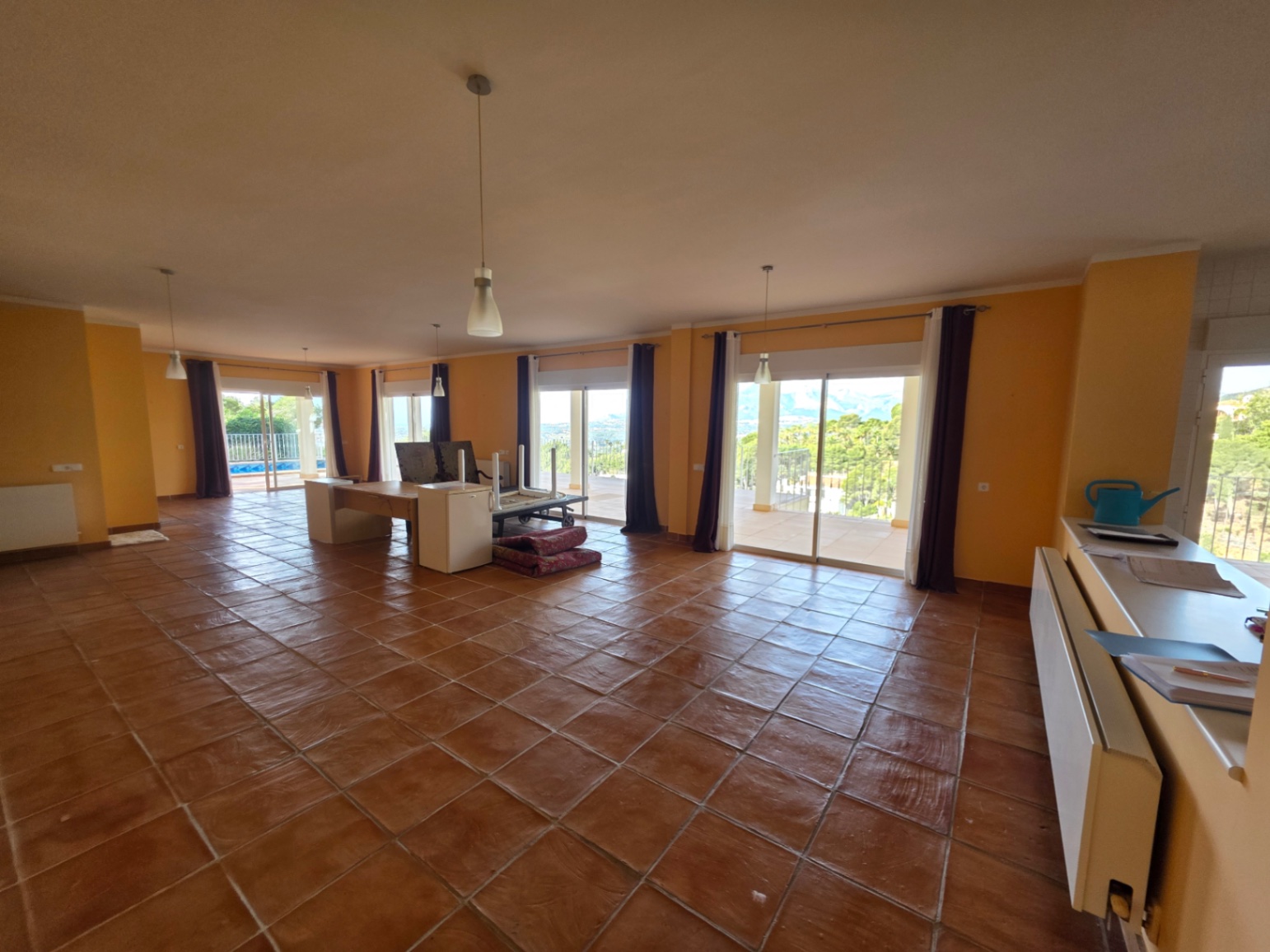 Ruime villa met één verdieping en panoramisch uitzicht op zee.