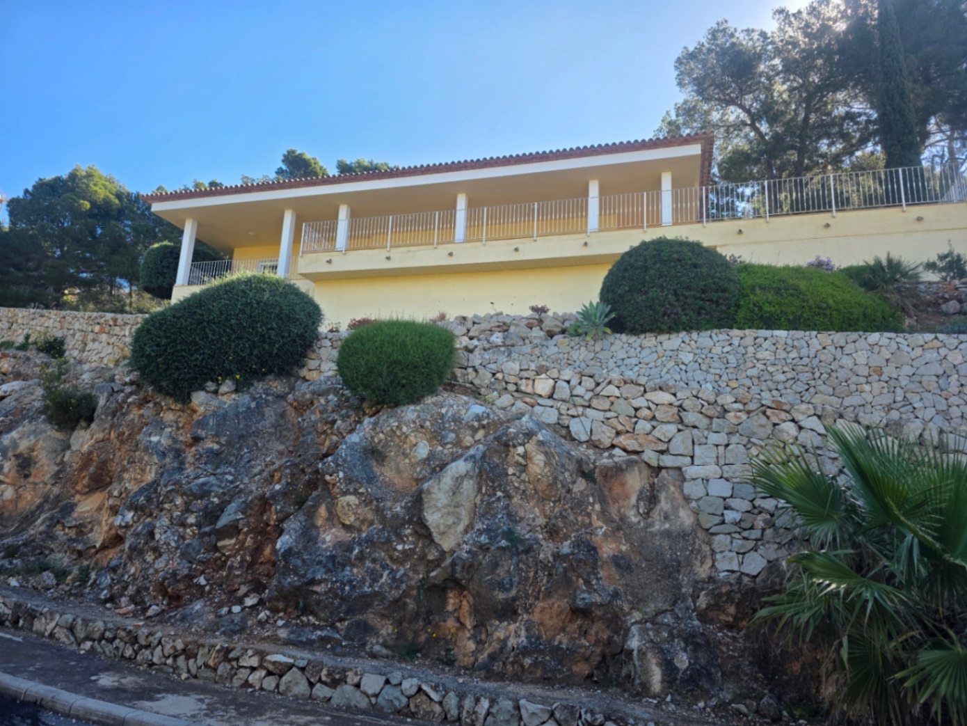 Ruime villa met één verdieping en panoramisch uitzicht op zee.