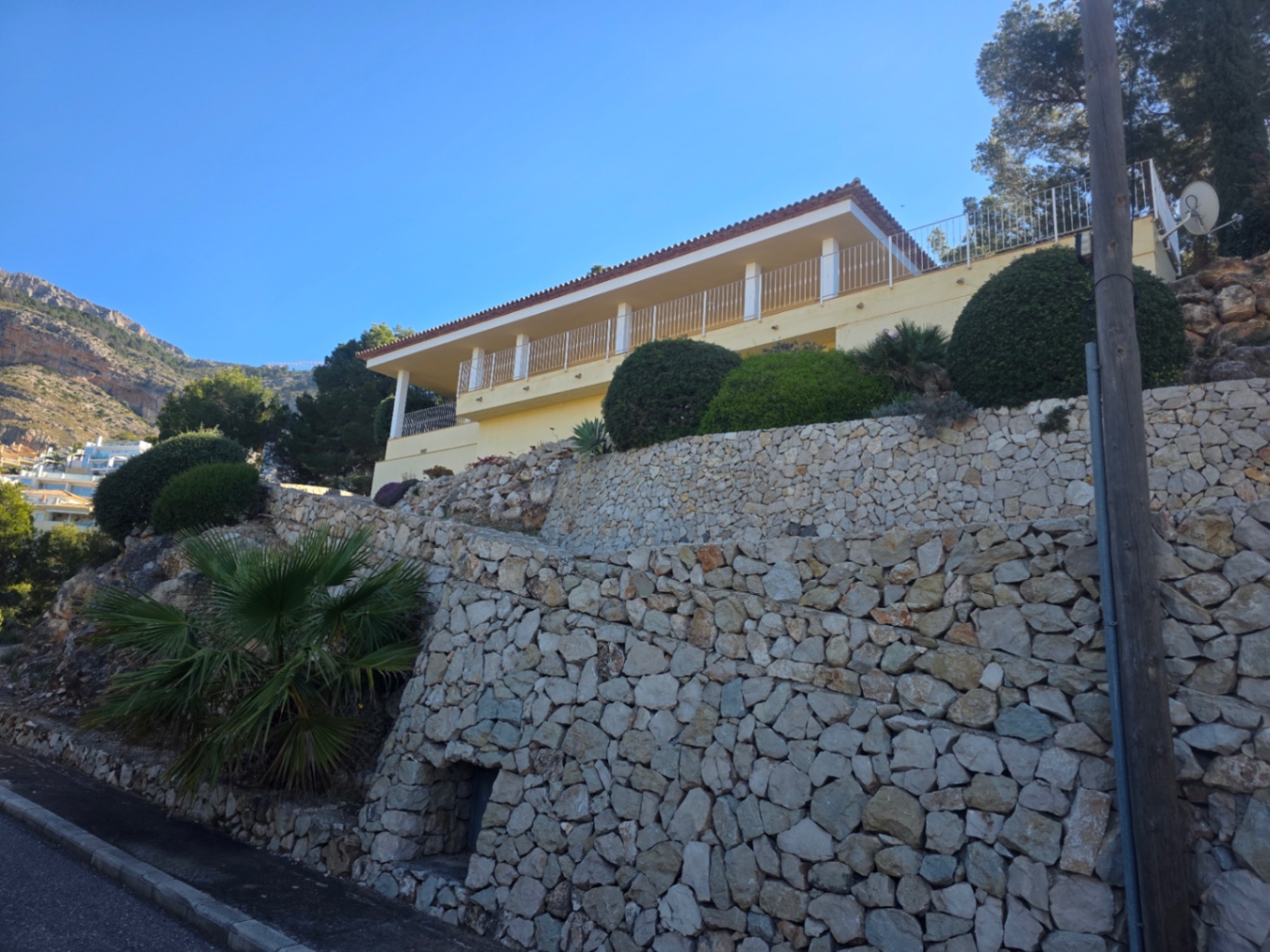 Ruime villa met één verdieping en panoramisch uitzicht op zee.