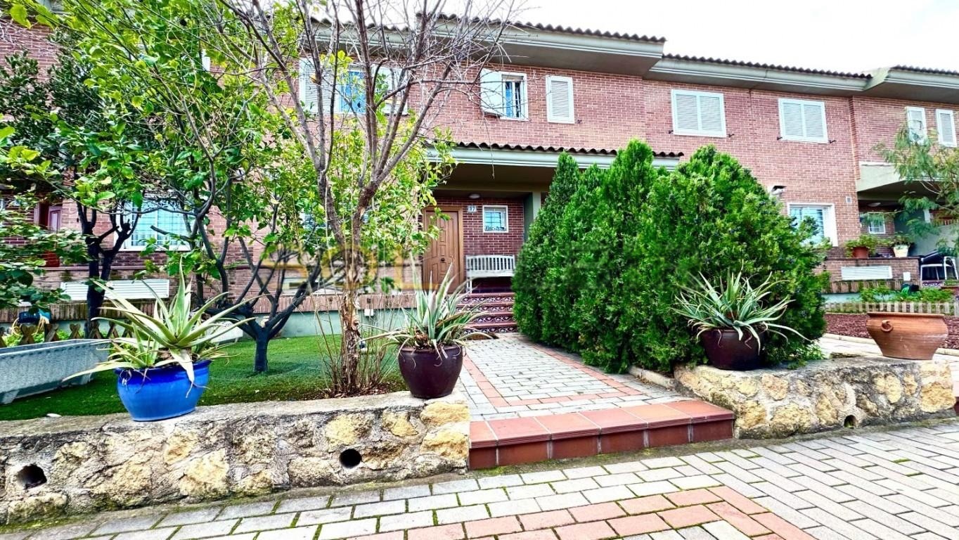 IMMACULATE 3 BED TOWNHOUSE FULLY FURNISHED - ALBIR, ALICANTE