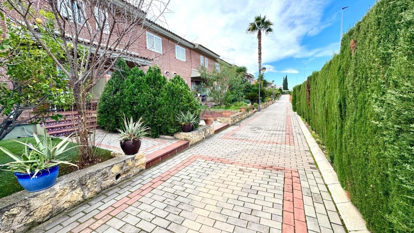 IMMACULATE 3 BED TOWNHOUSE FULLY FURNISHED - ALBIR, ALICANTE